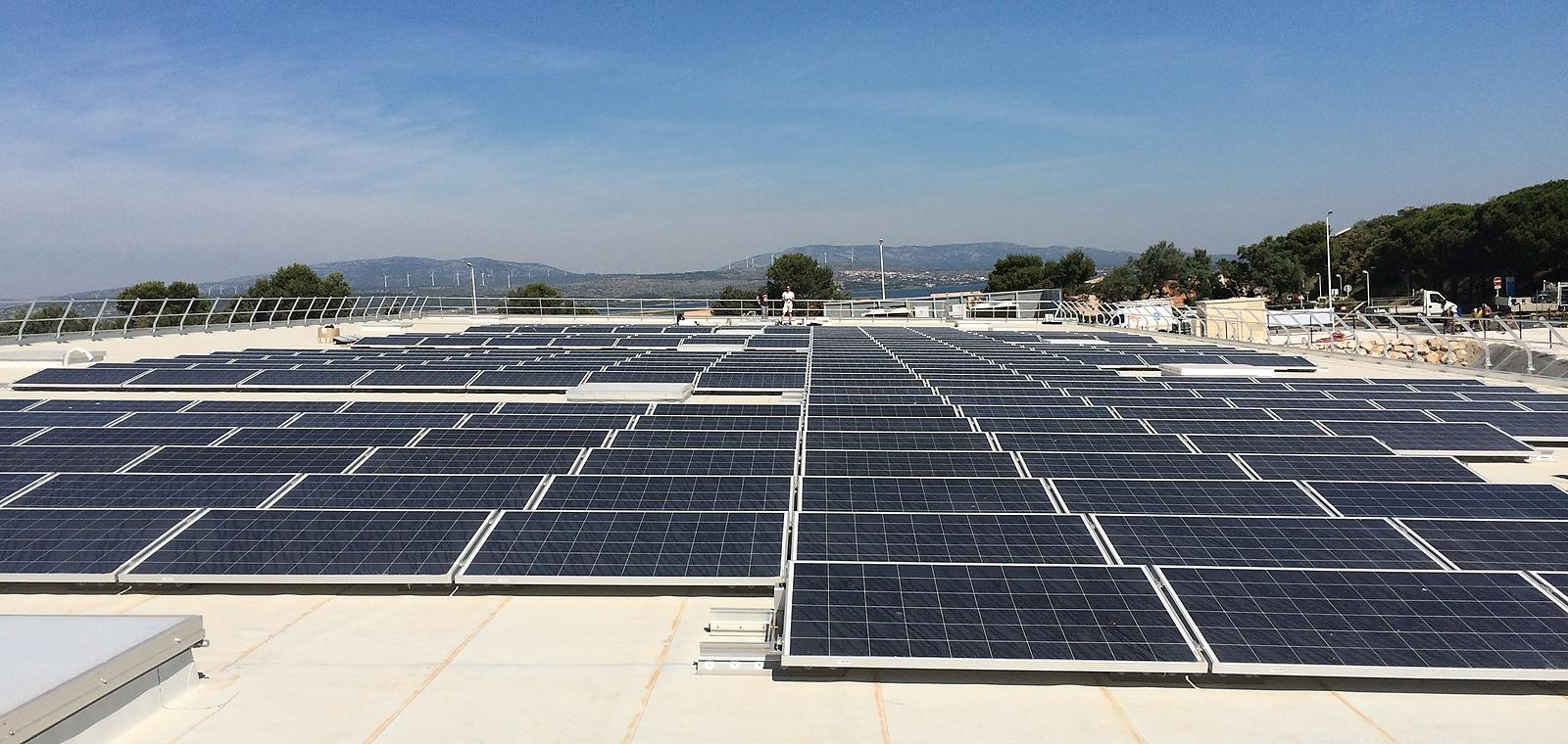 Rénover une toiture terrasse en site occupé pour y installer une centrale solaire