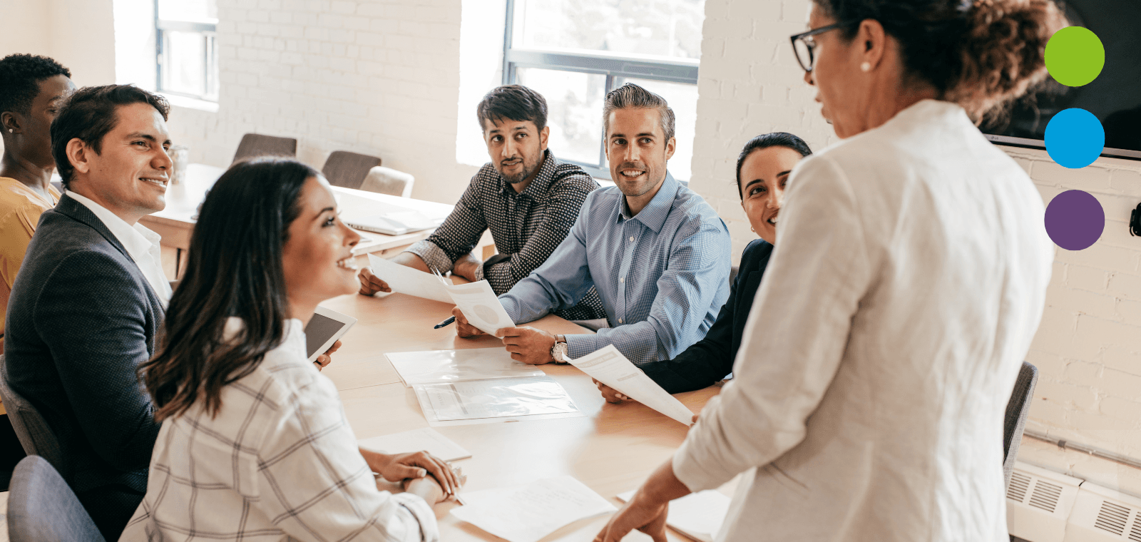Posture professionnelle et crédibilité : trouvez le juste équilibre entre confiance, écoute et impact