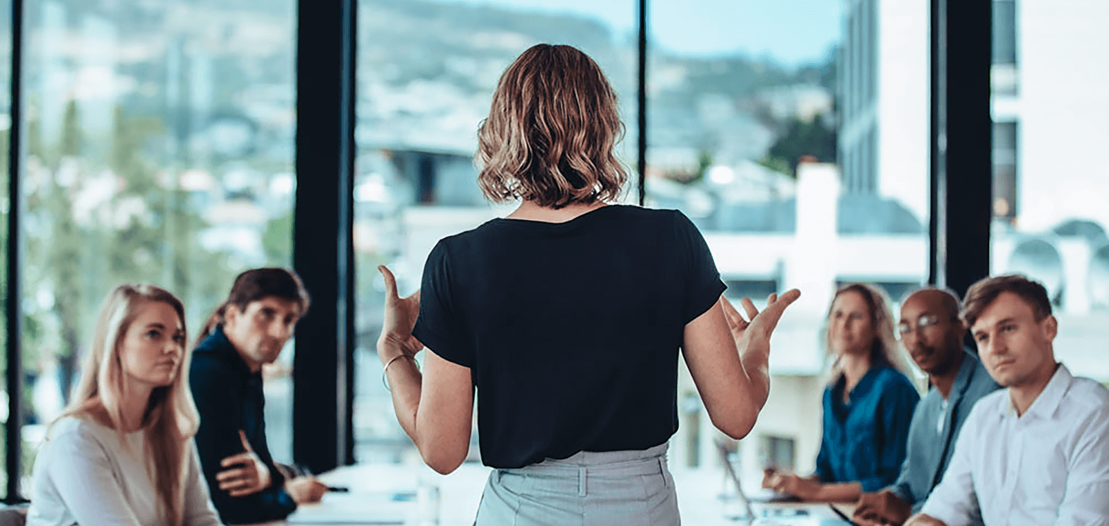 Leadership ou management : de quoi a-t-on vraiment besoin pour une expérience collaborateur positive ?