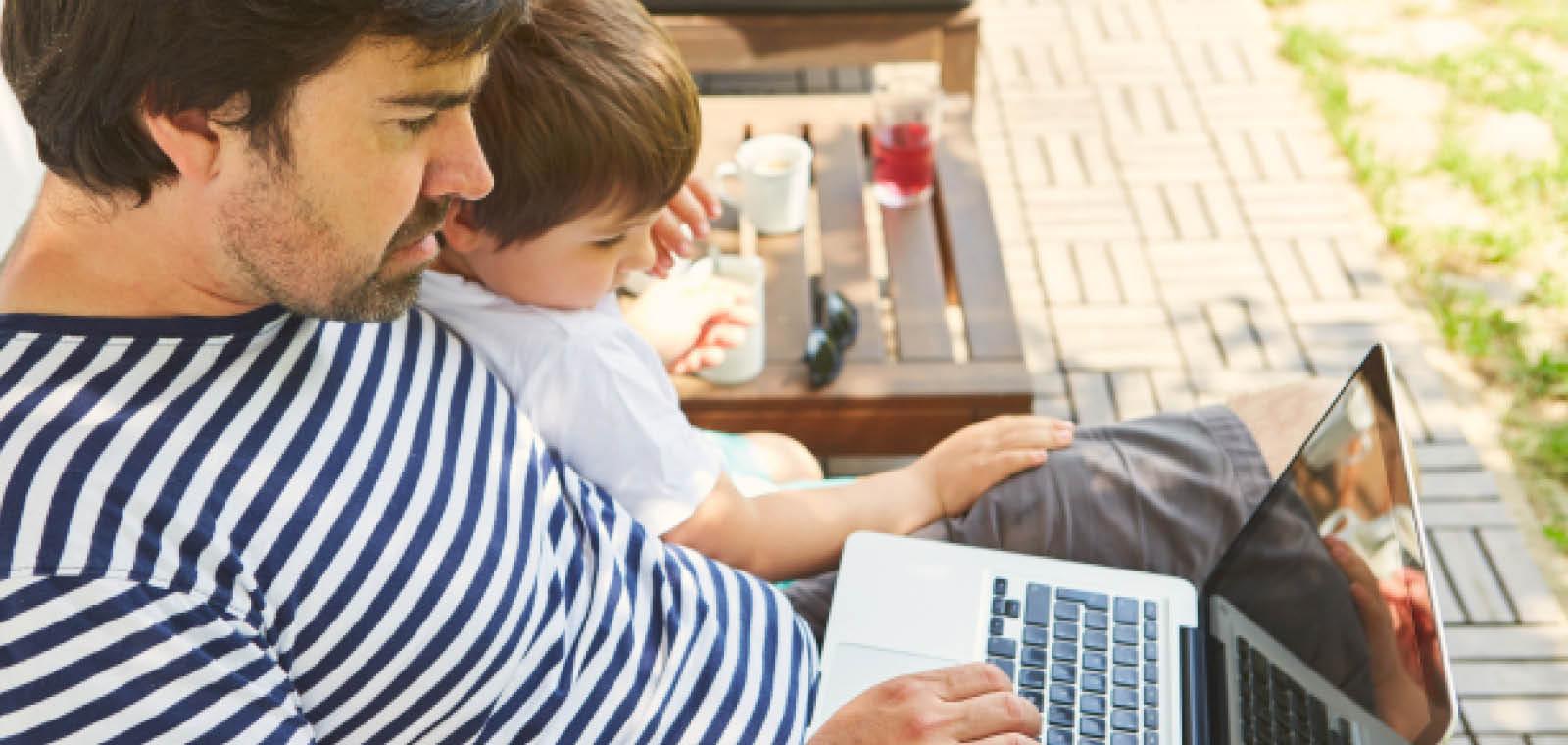 Télétravailler pendant les vacances scolaires : mode survie pour parents salariés