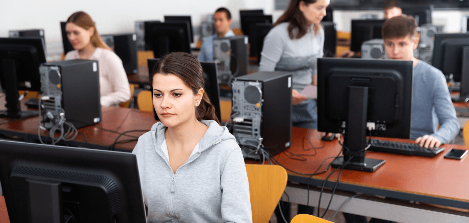 SOC & cybersécurité : Comment protéger votre PME des cyberattaques 24/7 sans expertise IT?