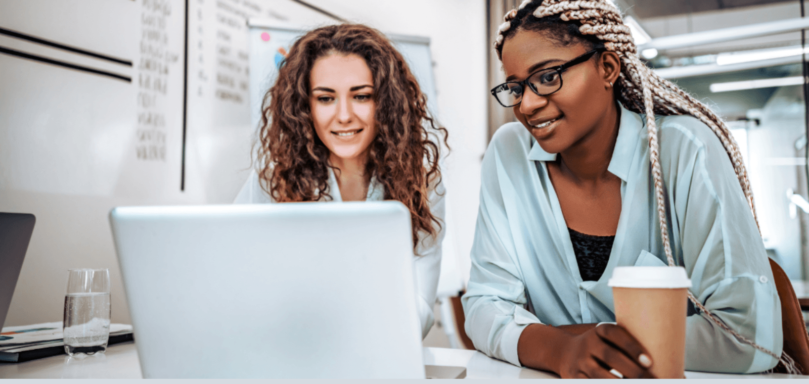 Entretiens semi-annuels et revues de performance : combiner l'humain et l'IA pour simplifier les processus