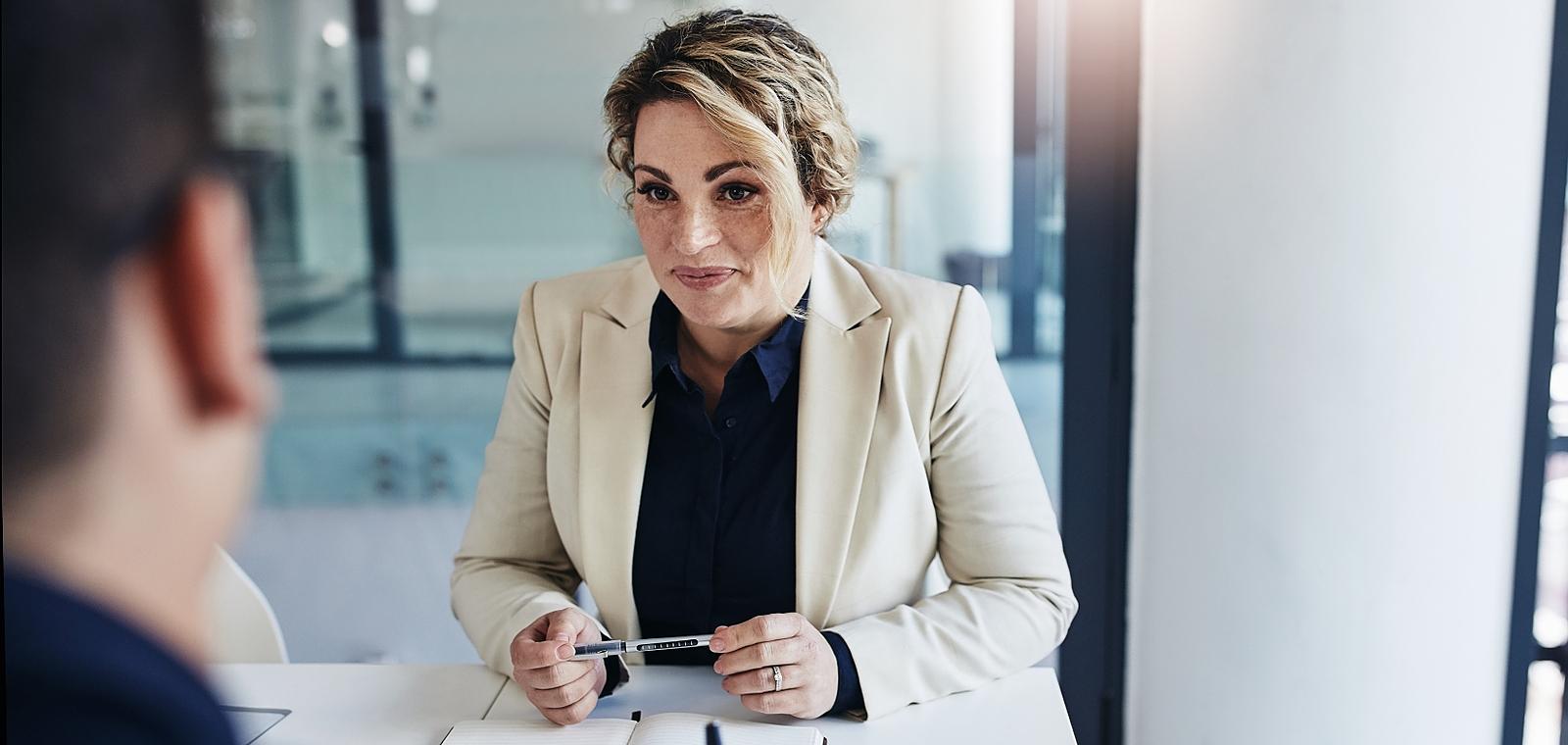 Entretiens annuels : quand le manager doit être à la fois juge, coach… et humain